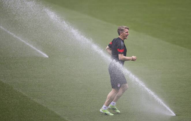 Barcelona, 05.05.2015, Camp Nou Bastian Schweinsteiger (FCB) läuft am Rasensprenger vorbei FC Barcelona Barca - FC Bayern München mm