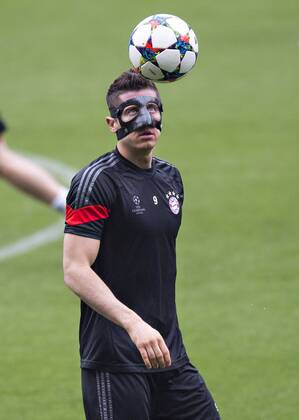 Barcelona, 05.05.2015, Camp Nou Robert Lewandowski (FCB) mit Maske FC Barcelona Barca - FC Bayern München mm