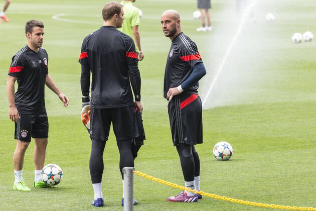 BARCELONA, SPAIN - MARCH 5: Reina (r) of Bayern Munchen during the last training ahead of their UEFA Champions League Semi finals first leg match against FC Barcelona Barca at the Camp Nou stadium on March 5, 2015 in Barcelona, Spain. (Photo by Mikel Trigueros Urbanandsport Cordon Press) 