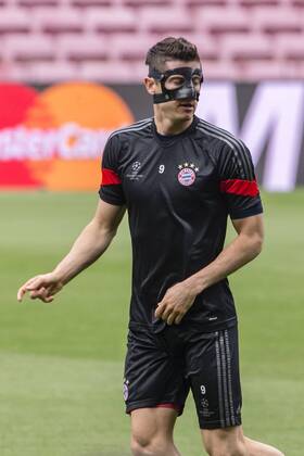 BARCELONA, SPAIN - MARCH 5: Robert Lewandowski of Bayern Munchen during the last training ahead of their UEFA Champions League Semi finals first leg match against FC Barcelona Barca at the Camp Nou stadium on March 5, 2015 in Barcelona, Spain. (Photo by Mikel Trigueros Urbanandsport Cordon Press) 