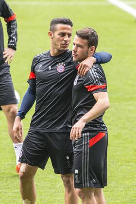 BARCELONA, SPAIN - MARCH 5: Thiago (c) and Juan Bernat (r) of Bayern Munchen during the last training ahead of their UEFA Champions League Semi finals first leg match against FC Barcelona Barca at the Camp Nou stadium on March 5, 2015 in Barcelona, Spain. (Photo by Mikel Trigueros Urbanandsport Cordon Press) 