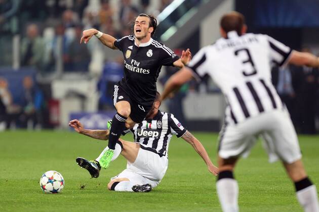 Juventus Leonardo Bonucci tackles Gareth Bale of Real Madrid - Juventus vs. Real Madrid - UEFA Champion s League - Semi Final First Leg - Juventus Stadium - Turin - 05 05 2015 Pic Philip Oldham Sportimage EDITORIAL USE ONLY. No use with unauthorised audio, video, data, fixture lists, club league logos or live services. Online in-match use limited to 120 images, no video emulation. No use in betting, games or single club league player publications.