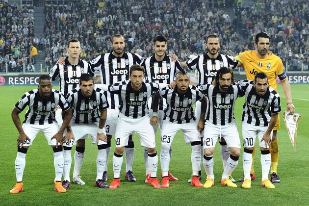 05.05.2015, Turin - UEFA Champions League 2014 2015 - Mannschaftsfoto Juventus Turin, hi.v.li.: Stephan Lichtsteiner, Giorgio Chiellini, Alvaro Morata, Leonardo Bonucci, Gianluigi Buffon; vorn: Patrice Evra, Stefano Sturaro, Claudio Marchisio, Arturo Vidal, Andrea Pirlo, Carlos Tevez - 