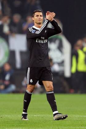 Cristiano Ronaldo of Real Madrid applauds the travelling fans - Juventus vs. Real Madrid - UEFA Champion s League - Semi Final First Leg - Juventus Stadium - Turin - 05 05 2015 Pic Philip Oldham Sportimage EDITORIAL USE ONLY. No use with unauthorised audio, video, data, fixture lists, club league logos or live services. Online in-match use limited to 120 images, no video emulation. No use in betting, games or single club league player publications.
