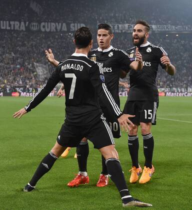 FUSSBALL CHAMPIONS LEAGUE SAISON 2014 2015 HALBFINAL HINSPIEL Juventus Turin - Real Madrid 05.05.2015 JUBEL Real Madrid; Torschuetze zum 1-1 Ausgleich Cristiano Ronaldo umarmt von James Rodriguez und Daniel Carvajal (v.li.) 