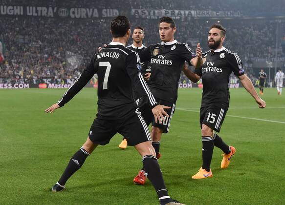 FUSSBALL CHAMPIONS LEAGUE SAISON 2014 2015 HALBFINAL HINSPIEL Juventus Turin - Real Madrid 05.05.2015 JUBEL Real Madrid; Torschuetze zum 1-1 Ausgleich Cristiano Ronaldo umarmt von Sergio Ramos, James Rodriguez und Daniel Carvajal (v.li.) 