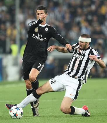 Aktuell Fußball, Champions League, Giorgio Chiellini von Juventus Turin spielt nach Verletzung mit Kopfverband weiter 05.05.2015, Turin - UEFA Champions League 2014 2015 - Juventus Turin vs Real Madrid - Cristiano Ronaldo-Giorgio Chiellini 