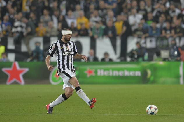 Aktuell FuÃŸball, Champions League, Giorgio Chiellini von Juventus Turin spielt nach Verletzung mit Kopfverband weiter 05.05.2015. Turin, Italy. Champions League Football, semi-final. 1st leg. Juventus versus Real Madrid. Giorgio Chiellini plays the last part of the match with a bandaged head xPierpaoloxPiciuccox  ActionPlus11618354