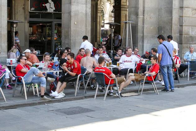 Bayernfans in der Innenstadt von Barcelona , FC Barcelona Barca vs. FC Bayern Muenchen, Fussball, Champions League, 06.05.2015 , EP_CKT