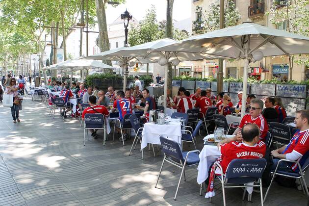 Bayernfans in der Innenstadt von Barcelona , FC Barcelona Barca vs. FC Bayern Muenchen, Fussball, Champions League, 06.05.2015 , EP_CKT