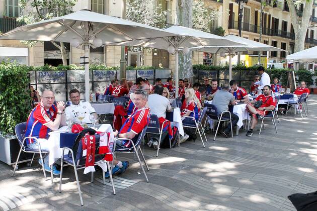 Bayernfans in der Innenstadt von Barcelona , FC Barcelona Barca vs. FC Bayern Muenchen, Fussball, Champions League, 06.05.2015 , EP_CKT