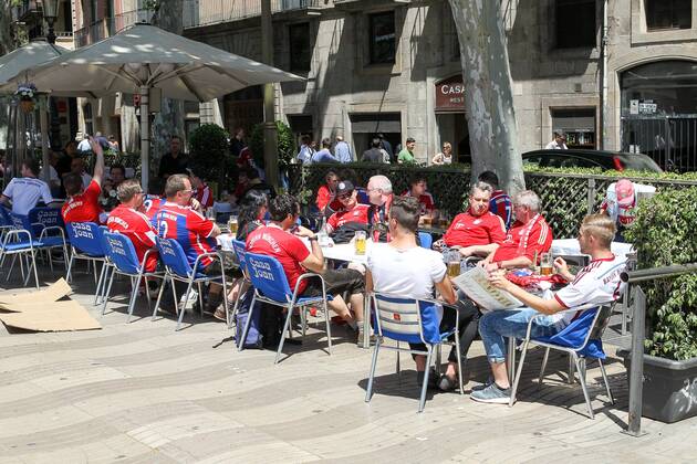 Bayernfans in der Innenstadt von Barcelona , FC Barcelona Barca vs. FC Bayern Muenchen, Fussball, Champions League, 06.05.2015 , EP_CKT