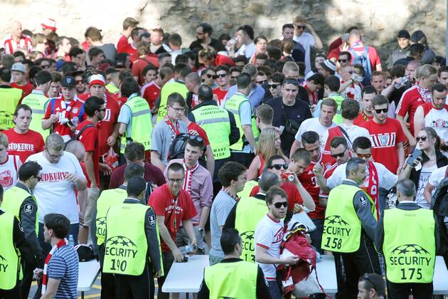 Einlasskontrolle der Fans des FC Bayern Muenchen mit Security und Polizei FC Barcelona Barca vs FC Bayern Muenchen, Fussball, Champions League, Halbfinale, 06.05.2015, Foto: Schueler Eibner EP_JSE