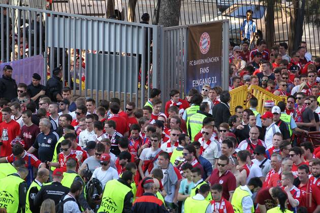 Einlasskontrolle der Fans des FC Bayern Muenchen mit Security und Polizei FC Barcelona Barca vs FC Bayern Muenchen, Fussball, Champions League, Halbfinale, 06.05.2015, Foto: Schueler Eibner EP_JSE