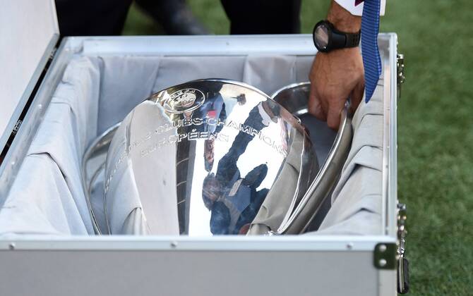 FUSSBALL CHAMPIONS LEAGUE SAISON 2014 2015 HALBFINAL HINSPIEL FC Barcelona Barca - FC Bayern Muenchen 06.05.2015 CHL Pokal kommt in einer Kiste ins Stadion Nou Camp 
