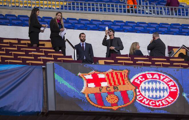 Barcelona, 06.05.2015, Camp Nou Bundestrainer Joachim Löw macht ein Erinnerungsfoto mit seinem i-phone Handy FC Barcelona Barca - FC Bayern München mm