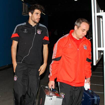l-r: Javi Martinez 8 (FC Bayern Muenchen) und Mannschaftsarzt Dr. Volker Braun (FC Bayern Muenchen) kommt mit dem Bus an , FC Barcelona Barca vs. FC Bayern Muenchen, Fussball, Champions League, 06.05.2015 , EP_CKT
