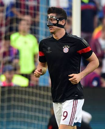 06.05.2015, xjhx, Fussball Champions League, FC Barcelona Barca - FC Bayern Muenchen, v.l. Robert Lewandowski (FC Bayern Muenchen) mit Maske