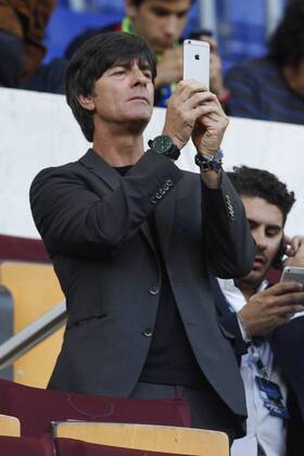 Bundestrainer Joachim Jogi Loew mit Handy beim Fotografieren auf der Tribuene FC Barcelona Barca vs FC Bayern Muenchen, Fussball, Champions League, Halbfinale, 06.05.2015, Foto: Schueler Eibner EP_JSE