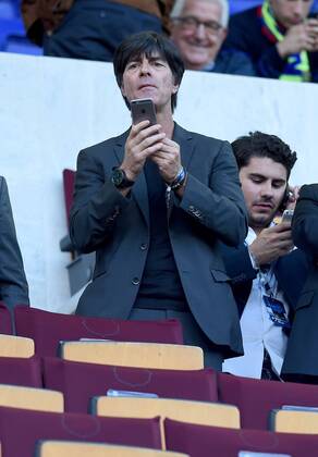 FUSSBALL CHAMPIONS LEAGUE SAISON 2014 2015 HALBFINALE HINSPIEL FC Barcelona Barca - FC Bayern Muenchen 06.05.2015 Bundestrainer Joachim Loew (Deutschland) spielt mit seinem Iphone 6 auf der auf der Ehrentribuene 