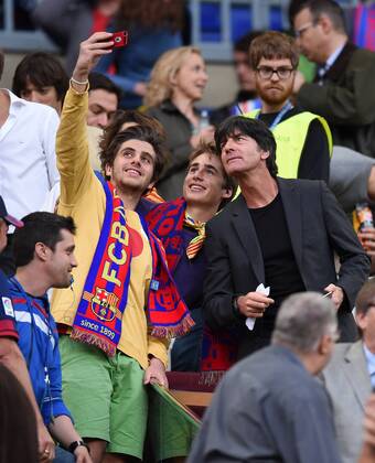 FUSSBALL CHAMPIONS LEAGUE SAISON 2014 2015 HALBFINALE HINSPIEL FC Barcelona Barca - FC Bayern Muenchen 06.05.2015 Bundestrainer Joachim Loew (Deutschland) laesst sich mit Fans auf der Tribuene zu einem Selfie hinreissen. 