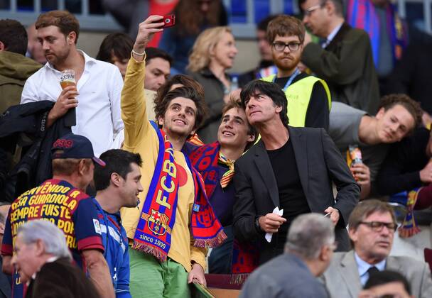 FUSSBALL CHAMPIONS LEAGUE SAISON 2014 2015 HALBFINALE HINSPIEL FC Barcelona Barca - FC Bayern Muenchen 06.05.2015 Bundestrainer Joachim Loew (Deutschland) laesst sich mit Fans auf der Tribuene zu einem Selfie hinreissen. 