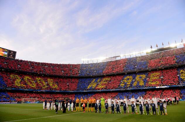 FUSSBALL CHAMPIONS LEAGUE SAISON 2014 2015 HALBFINALE HINSPIEL FC Barcelona Barca - FC Bayern Muenchen 06.05.2015 So geht Choreo: Die Mannschaften von Barcelona und Bayern nehmen vor einer atemberaubenden Choreografie der Fans vom FC Barcelona Aufstellung 