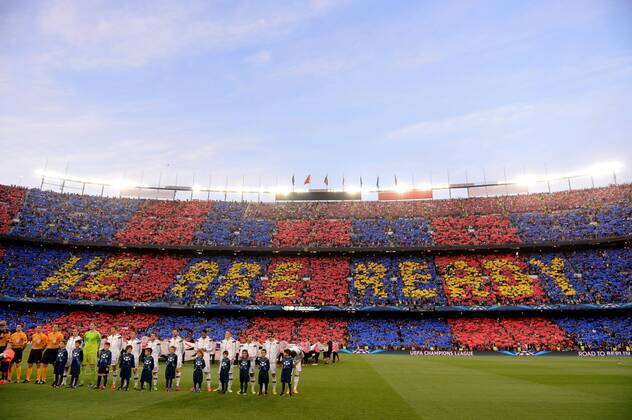 FUSSBALL CHAMPIONS LEAGUE SAISON 2014 2015 HALBFINALE HINSPIEL FC Barcelona Barca - FC Bayern Muenchen 06.05.2015 So geht Choreo: Die Mannschaften von Barcelona und Bayern nehmen vor einer atemberaubenden Choreografie der Fans vom FC Barcelona Aufstellung 