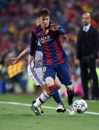 FUSSBALL CHAMPIONS LEAGUE SAISON 2014 2015 HALBFINALE HINSPIEL FC Barcelona Barca - FC Bayern Muenchen 06.05.2015 Lionel Messi (Barca) am Ball 