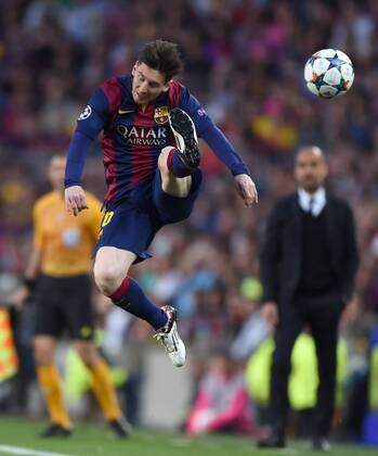 FUSSBALL CHAMPIONS LEAGUE SAISON 2014 2015 HALBFINALE HINSPIEL FC Barcelona Barca - FC Bayern Muenchen 06.05.2015 Lionel Messi (Barca) am Ball 