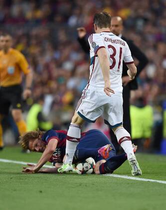 FUSSBALL CHAMPIONS LEAGUE SAISON 2014 2015 HALBFINALE HINSPIEL FC Barcelona Barca - FC Bayern Muenchen 06.05.2015 Ivan Rakitic (Barca) am Boden gegen Bastian Schweinsteiger (re, FC Bayern Muenchen) 