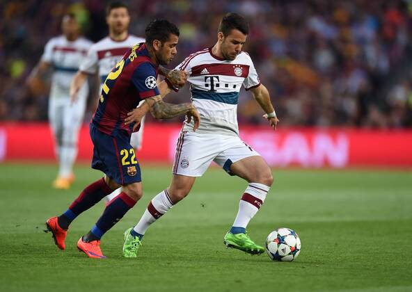 FUSSBALL CHAMPIONS LEAGUE SAISON 2014 2015 HALBFINALE HINSPIEL FC Barcelona Barca - FC Bayern Muenchen 06.05.2015 Daniel Alves (Barca) gegen Juan Bernat (re, FC Bayern Muenchen) 