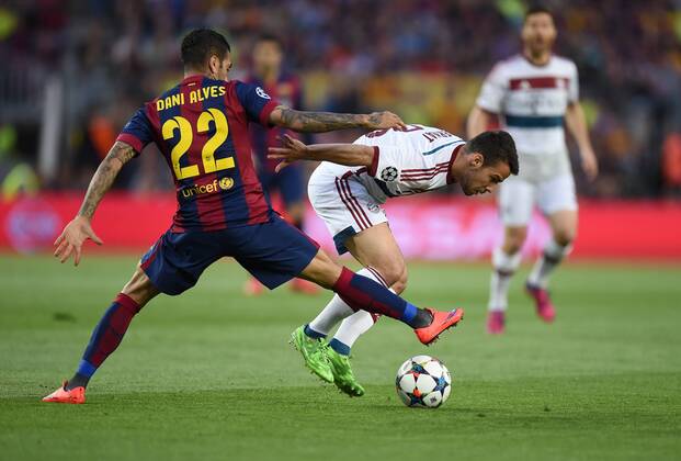 FUSSBALL CHAMPIONS LEAGUE SAISON 2014 2015 HALBFINALE HINSPIEL FC Barcelona Barca - FC Bayern Muenchen 06.05.2015 Daniel Alves (Barca) gegen Juan Bernat (re, FC Bayern Muenchen) 