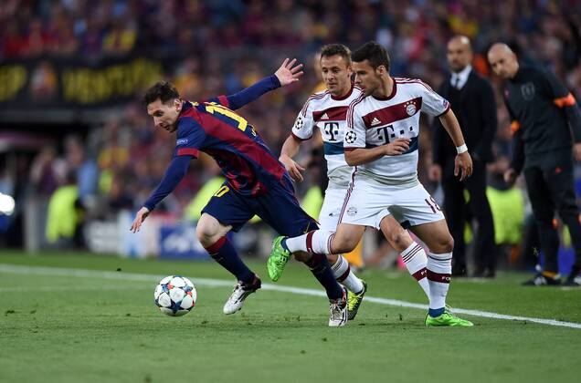 FUSSBALL CHAMPIONS LEAGUE SAISON 2014 2015 HALBFINALE HINSPIEL FC Barcelona Barca - FC Bayern Muenchen 06.05.2015 Lionel Messi (Barca) enteilt Rafinha (hinten) und Juan Bernat (re, beide FC Bayern Muenchen) 