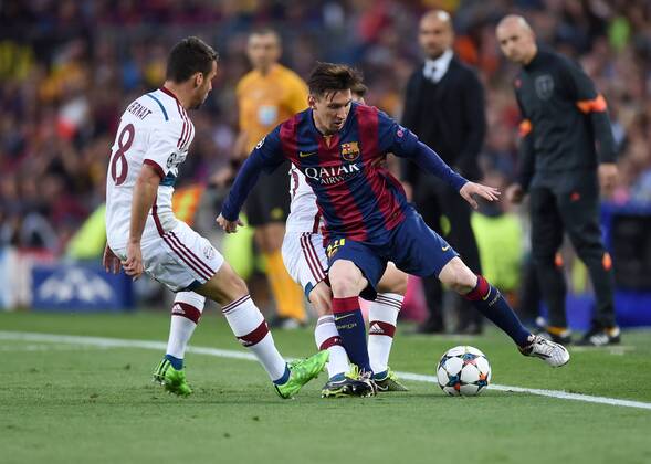 FUSSBALL CHAMPIONS LEAGUE SAISON 2014 2015 HALBFINALE HINSPIEL FC Barcelona Barca - FC Bayern Muenchen 06.05.2015 Lionel Messi (Barca) gegen Juan Bernat (li, FC Bayern Muenchen) 