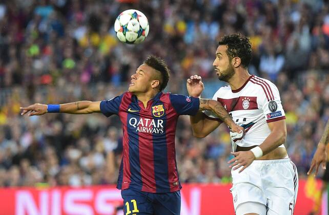 06.05.2015, xjhx, Fussball Champions League, FC Barcelona Barca - FC Bayern Muenchen, v.l. Neymar (FC Barcelona), Medhi Benatia (FC Bayern Muenchen) Kopfball, Kopfballduell