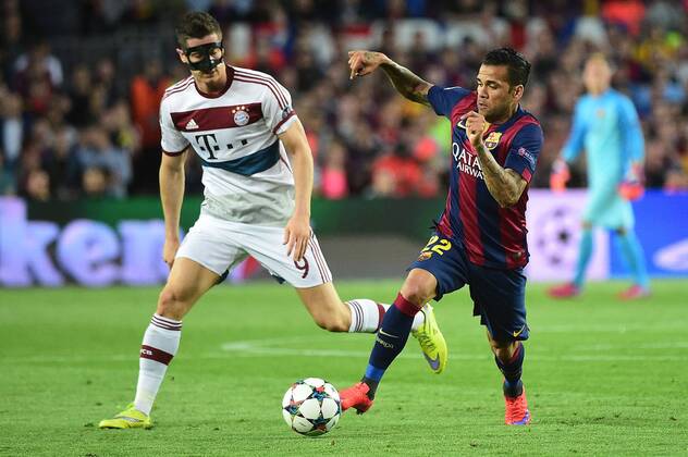 06.05.2015, xjhx, Fussball Champions League, FC Barcelona Barca - FC Bayern Muenchen, v.l. Robert Lewandowski (FC Bayern Muenchen), Dani Alves (FC Barcelona)