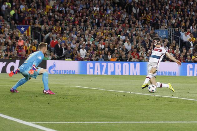 Robert Lewandowski (FC Bayern Muenchen 9) verpasst knapp gegen Torwart Marc-Andre ter Stegen FC Barcelona Barca 1) FC Barcelona vs FC Bayern Muenchen, Fussball, Champions League, Halbfinale, 06.05.2015, Foto: Schueler Eibner EP_JSE