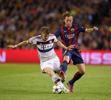 06.05.2015, Fussball Champions League 2014 2015, Halbfinale Hinspiel, FC Barcelona Barca - FC Bayern München, im Stadion Camp Nou in Barcelona (Spanien). v.li: Bastian Schweinsteiger (München) gegen Ivan Rakitic (Barcelona). 