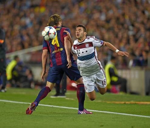 06.05.2015, Fussball Champions League 2014 2015, Halbfinale Hinspiel, FC Barcelona Barca - FC Bayern München, im Stadion Camp Nou in Barcelona (Spanien). v.li: Ivan Rakitic (Barcelona) gegen Juan Bernat (Bayern). 