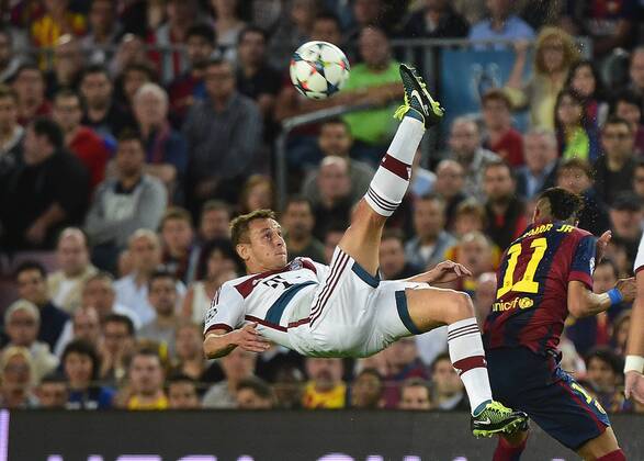 06.05.2015, xjhx, Fussball Champions League, FC Barcelona Barca - FC Bayern Muenchen, v.l. Rafinha (FC Bayern Muenchen) Fallrueckzieher, Neymar (FC Barcelona)