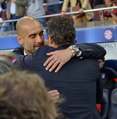 06.05.2015, Fussball Champions League 2014 2015, Halbfinale Hinspiel, FC Barcelona Barca - FC Bayern München, im Stadion Camp Nou in Barcelona (Spanien). Vor dem Spiel: Umarmung von Trainer Pep Guardiola (li, Bayern München) mit Trainer Luis Enrique (Barcelona). 