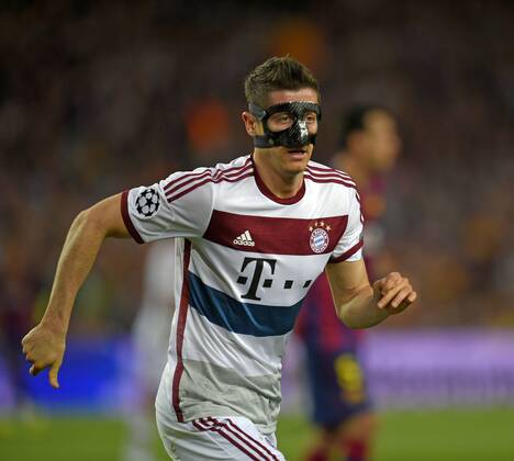 06.05.2015, Fussball Champions League 2014 2015, Halbfinale Hinspiel, FC Barcelona Barca - FC Bayern München, im Stadion Camp Nou in Barcelona (Spanien). Robert Lewandowski (Bayern München) mit Gesichtsmaske. 