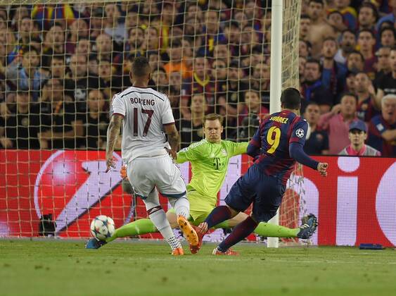 06.05.2015, Fussball Champions League 2014 2015, Halbfinale Hinspiel, FC Barcelona Barca - FC Bayern München, im Stadion Camp Nou in Barcelona (Spanien). Torwart Manuel Neuer (Bayern) klärt diese Torchance gegen Luis Suarez (re, Barcelona). 