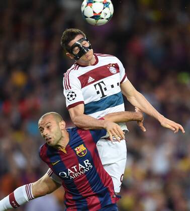 FUSSBALL CHAMPIONS LEAGUE SAISON 2014 2015 HALBFINALE HINSPIEL FC Barcelona Barca - FC Bayern Muenchen 06.05.2015 Javier Mascherano (Barca) gegen Robert Lewandowski (re, FC Bayern Muenchen) 
