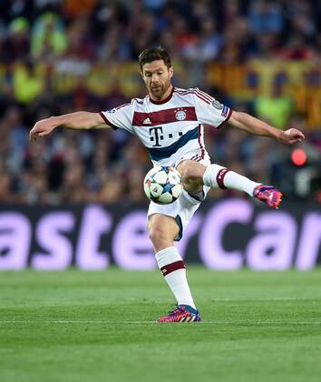 FUSSBALL CHAMPIONS LEAGUE SAISON 2014 2015 HALBFINALE HINSPIEL FC Barcelona Barca - FC Bayern Muenchen 06.05.2015 Xabi Alonso (FC Bayern Muenchen) am Ball 