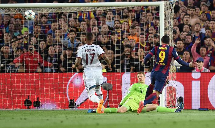 FUSSBALL CHAMPIONS LEAGUE SAISON 2014 2015 HALBFINALE HINSPIEL FC Barcelona Barca - FC Bayern Muenchen 06.05.2015 Luis Suarez (Barca) zieht am Tor vorbei. Jerome Boateng (li) und Torwart Manuel Neuer (Mitte, beide FC Bayern Muenchen) geben trotzdem alles 