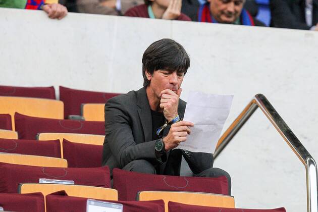 Chef-Trainer Joachim Loew (Deutschland) studiert die Aufstellung , FC Barcelona Barca vs. FC Bayern Muenchen, Fussball, Champions League, 06.05.2015 , EP_CKT