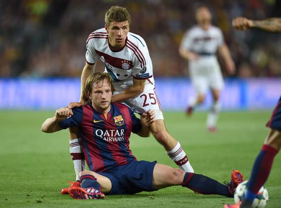 FUSSBALL CHAMPIONS LEAGUE SAISON 2014 2015 HALBFINALE HINSPIEL FC Barcelona Barca - FC Bayern Muenchen 06.05.2015 Thomas Mueller (hinten, FC Bayern Muenchen) gegen Ivan Rakitic (Barca) 