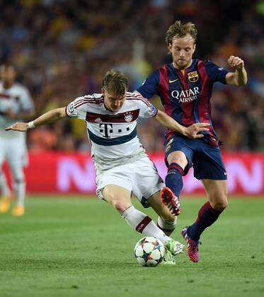 FUSSBALL CHAMPIONS LEAGUE SAISON 2014 2015 HALBFINALE HINSPIEL FC Barcelona Barca - FC Bayern Muenchen 06.05.2015 Bastian Schweinsteiger (li, FC Bayern Muenchen) gegen Ivan Rakitic (re, Barca) 